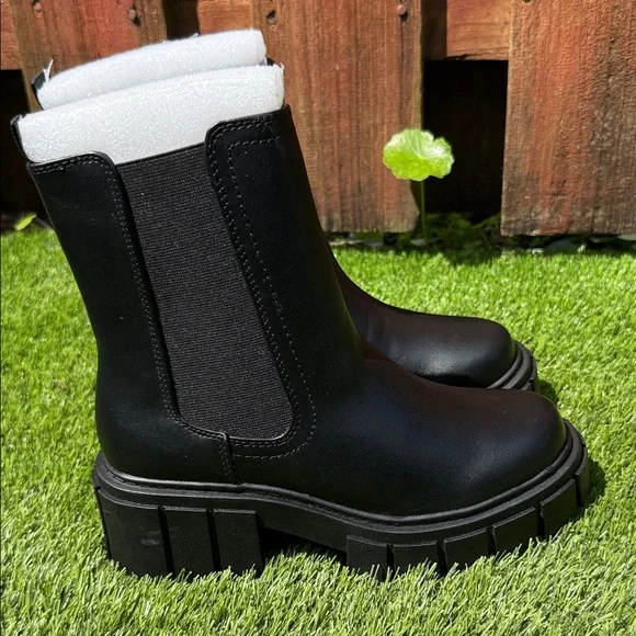 Black Chelsea Platform Boots - Women's Chunky Ankle Boot - Picture 2 of 9